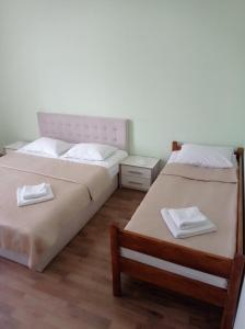 切尔诺夫策Готель Баронський Двір的两张睡床彼此相邻,位于一个房间里