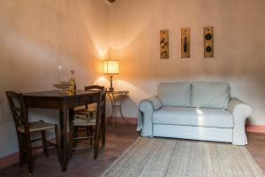 阿尔库阿佩特拉尔卡Casa Zorzi的客厅配有沙发和桌子