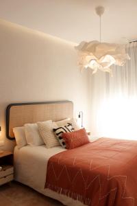 卡拉瓦卡·德·拉·克鲁斯Casa Tekas - Centro Ciudad的一间卧室配有一张床和一个吊灯