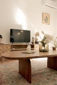 卡拉瓦卡·德·拉·克鲁斯Casa Tekas - Centro Ciudad的客厅设有木桌和电视