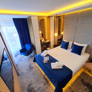 奥林普STEAUA DE MARE - Olimp Resort的酒店客房,配有蓝色的床单和毛巾