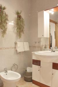 卡拉瓦卡·德·拉·克鲁斯Casa Tekas - Centro Ciudad的一间带水槽、卫生间和镜子的浴室