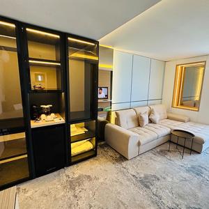 奥林普STEAUA DE MARE - Olimp Resort的一间客厅,客厅内配有白色沙发
