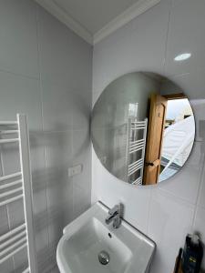 百内三塔Chilenativo Riverside Camp的白色的浴室设有水槽和镜子