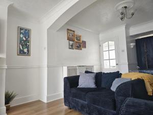 奥平顿Orpington North Townhouse的客厅设有蓝色的沙发和窗户。