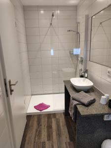 腓特烈港Hotel Gästehaus Stock Zimmer Teekännle的一间带水槽和淋浴的浴室