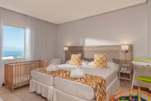 圣地亚哥港Landmar Costa los Gigantes的一间卧室设有两张床和大窗户