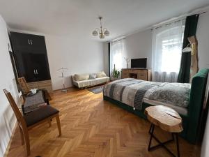 弗罗茨瓦夫ARTHOME的一间卧室配有一张床、一把椅子和一张沙发
