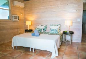 Mangrove CayVilla Blue Hole的一间卧室配有一张床、一张沙发和两盏灯。
