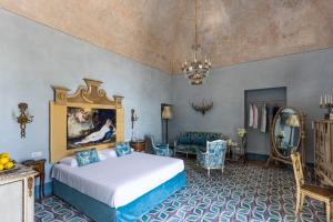 托雷德尔格雷科Villa De Cillis Carafa的一间卧室配有一张特大号床。