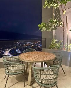 蕉赖Homestay的一张桌子和椅子,享有城市美景