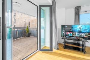 City Centre Penthouse - Large Balcony - 2 Bedroom - Secure Parking 1001M的电视和/或娱乐中心