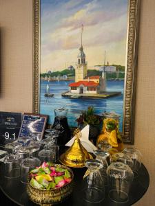 伊斯坦布尔Aprilis Gold Hotel - Special Category的一张桌子,上面有眼镜和灯塔画