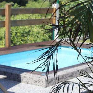 Gros-MornePalmier bungalow- piscine的游泳池旁的木凳