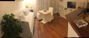阿拉西奥Ca Bea的客厅设有白色沙发和木地板