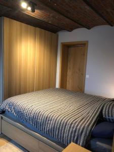 Pont-à-CellesChez Raoul - Ancienne Grange的一间卧室设有一张木天花板床。