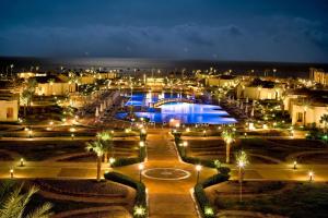 马萨阿拉姆Amarina Queen Resort Marsa Alam的夜晚带灯光的城市景观