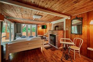 KismarosOlive Tree Forest Cabin Original的一间卧室配有一张床和一个壁炉