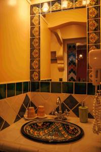 尤佩瓦索约酒店的一间带大镜子的盥洗盆的浴室