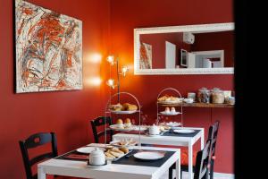 拉文纳5Rooms的用餐室配有2张桌子和食物