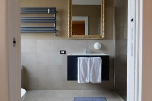 拉文纳5Rooms的一间带水槽、镜子和毛巾的浴室