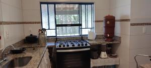 雷森迪Sede dos supiros的厨房配有炉灶和水槽