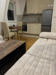 贝尔格莱德Apartman Comfort Beograd的一间带桌子和大床的厨房