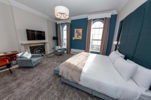 科芙考莫道儿酒店的一间卧室设有一张大床和一个壁炉