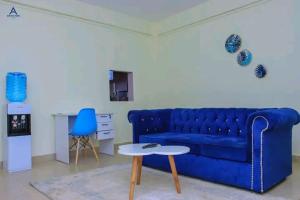 KeruguyaArctic kerugoya的客厅配有蓝色的沙发和桌子