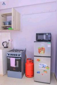 KeruguyaArctic kerugoya的小厨房配有炉灶和冰箱