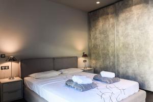 苏尼翁Luxury Beachfront Villa Selenia Gold in Sounio的一间卧室配有一张床,上面有两条毛巾