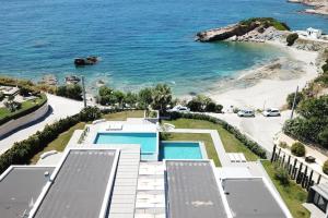 苏尼翁Luxury Beachfront Villa Selenia Gold in Sounio的房屋和海洋的空中景致