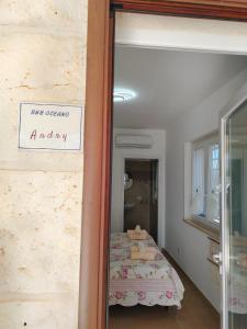 莫诺波利B&B Oceano的一间卧室配有一张床和镜子