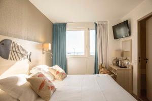 塞特港Hotel Port Marine的卧室配有白色的床和窗户