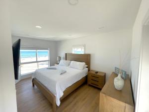 好莱坞Shore View Hotel的一间卧室配有一张床,享有海景