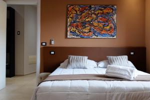 拉文纳5Rooms的一间卧室配有一张壁画床