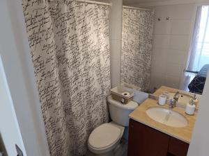 安托法加斯塔Central Departamento A Pasos de Mall - 2 Hab 2B的浴室设有卫生间和水槽,淋浴帘上写有文字。
