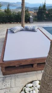 阿纳维索斯Stergiou Luxury Apartments with shared pool的棕榈树旁边的一张桌子上的白板