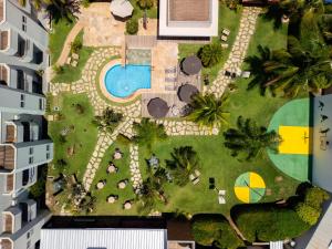 锡诺普Ucayali Hotel的享有带游泳池的度假庭院的顶部景致