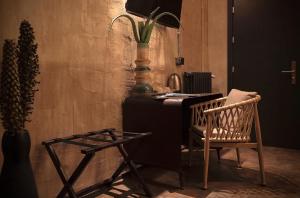 佛罗伦萨Hostel 7的桌子,椅子,桌子,植物