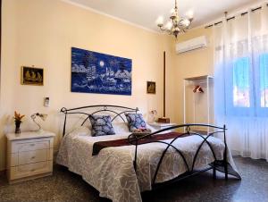 罗马阿提科塔伦提公寓的卧室配有一张床,墙上挂有绘画作品