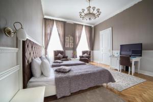 利沃夫摩登艺术酒店的一间卧室配有一张床、一张沙发和一台电视。