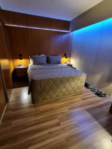 圣保罗Hotel Blue Boutique Paulista的一间卧室配有一张蓝色灯的大床