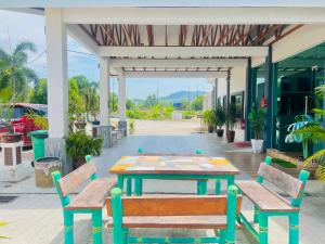 珍南海滩Sri Embun Resort Langkawi的大楼前的一张桌子和两把椅子
