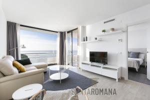 卡德斯伊斯拉克Santa Romana Apartments & Suites的海景白色客厅