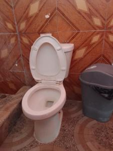NusatupoMares gunayarIslas的一间带卫生间和垃圾桶的浴室