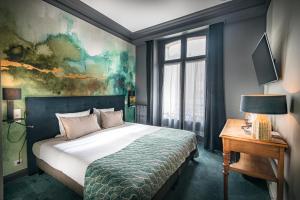 圣马洛Hôtel France et Chateaubriand的一间卧室设有一张大床和一个窗户。