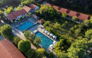 宁平Memorina Ninh Binh Resort的享有带游泳池的房屋的空中景致
