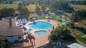罗卡马杜尔Mobilhome 3 étoiles - ef0a0f的享有度假村游泳池的空中景致