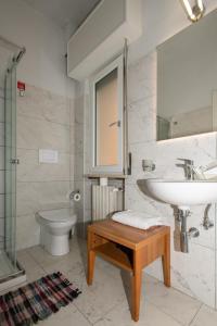 米兰乔亚别墅酒店的一间带水槽和卫生间的浴室